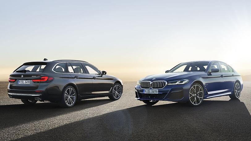Der 5er Touring (links) und die 5er Limousine von BMW stehen ab Sommer 2020 überarbeitet bei den Händlern.