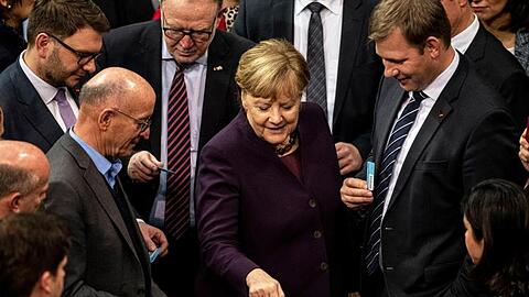 Kanzlerin Angela Merkel und Abgeordnete bei der Abstimmung im Bundestag.