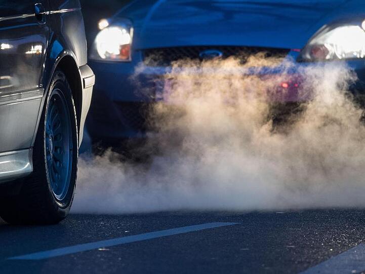 Mal das Auto stehen lassen und auf öffentliche Verkehrsmittel oder das Fahrrad umsteigen.