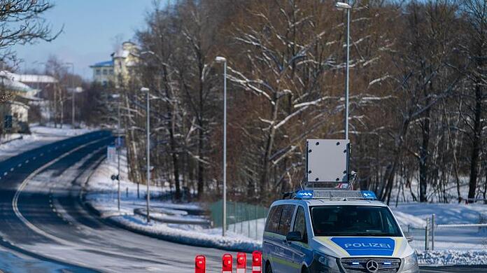 Ein Einsatzfahrzeug der Bundespolizei steht an der bayerisch-tschechischen Grenze bei Schirnding.