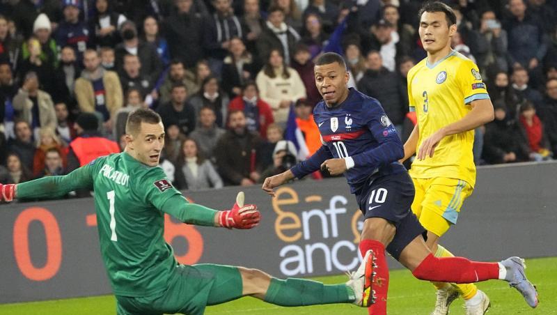 Kylian Mbappe (M) trifft zum 8:0 für Frankreich.