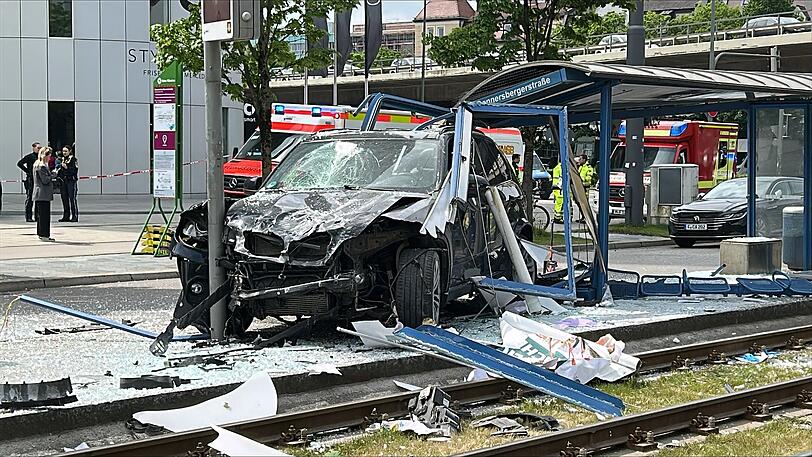 An der Ecke Arnulfstraße/Donnersbergerstraße ist ein Auto in das Wartehäuschen einer Trambahn-Haltestelle hineingefahren.