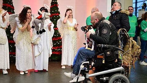 Geschenke gibt es bei der Feier auch - bei Bedarf auch Futter f&uuml;r Tiere.