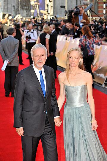... und gemeinsam mit Ehefrau Suzy Amis nach London gekommen war.