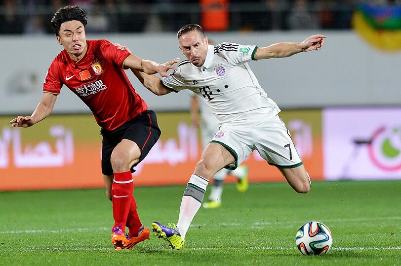 FRANCK RIBÉRY NOTE 2
Der Mann des Spiels &ndash; schon vor Anpfiff als Muslim gefeiert. Lascher Freistoß, dann der Durchbruchtreffer mit links gegen Chinas Mauerkicker (40.). Hat 2014 in mittlerweile fünf Wettbewerben für Bayern getroffen.