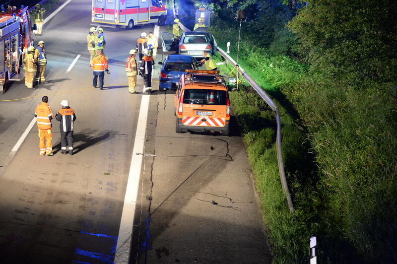 Unfall-Drama auf der A8 bei Grabenstätt: Eine französische Familie kracht mit ihrem Auto in ein Pannen-Auto. Bei dem Crash entsteht ein Trümmerfeld mit einer Länge von 300 Metern. Die Insassen kommen in die Klinik. Die Bilder...
