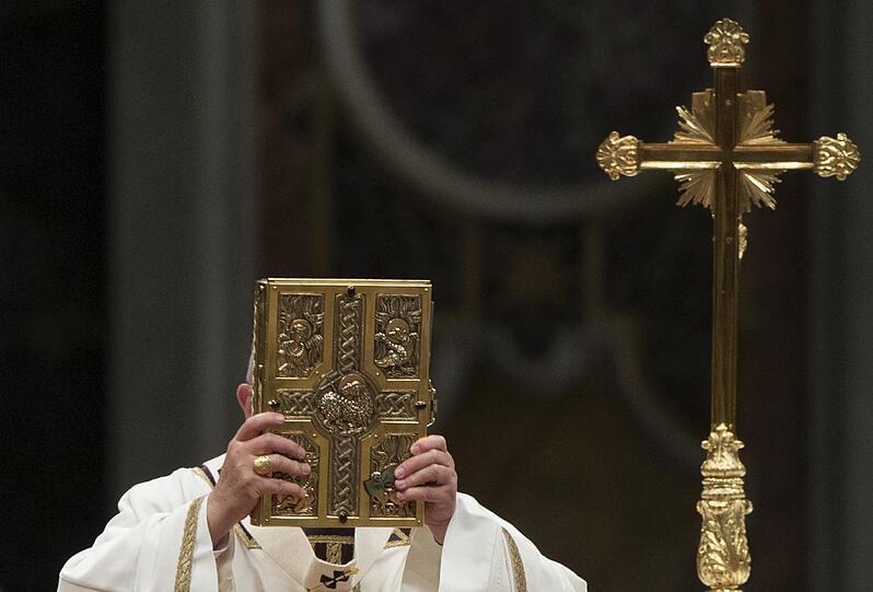 Papst Franziskus hat mit Tausenden Gläubigen und Pilgern die Osternacht im Petersdom gefeiert.