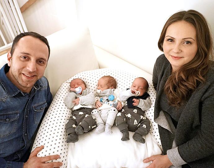 Ercan und Gülsah Tekes mit ihren Frühchen Levin, Mael und Lias.