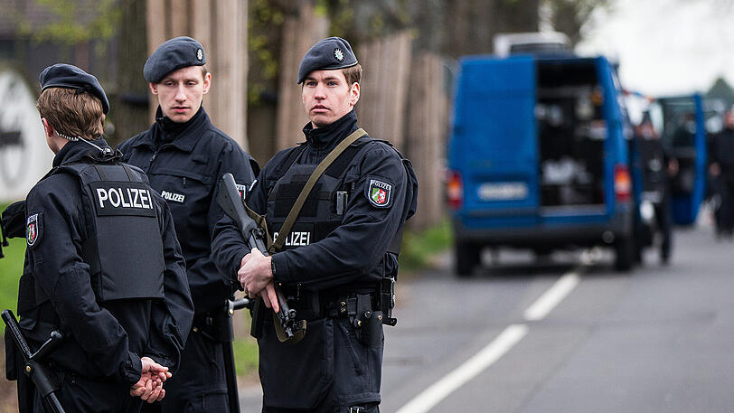 Der Tag danach: Polizisten sichern die abgesperrte Straße. Nur unweit der Sperrung detonierten die Sprengkörper am BVB-Bus.