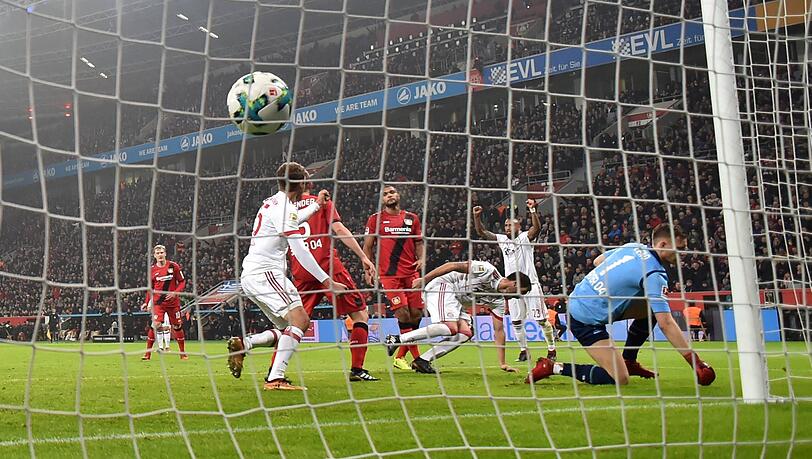 Drin is er: Javier Martínez erzielt das 1:0 für den FC Bayern München gegen Bayer 04 Leverkusen. Drin is er: Javier Martínez erzielt das 1:0 für den FC Bayern München gegen Bayer 04 Leverkusen.