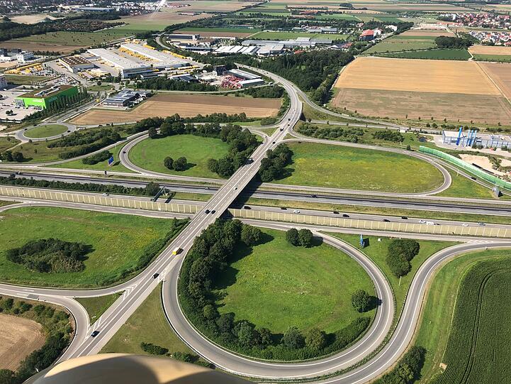 Diese Autobahneinfahrt ist am Samstagvormittag noch recht leer.