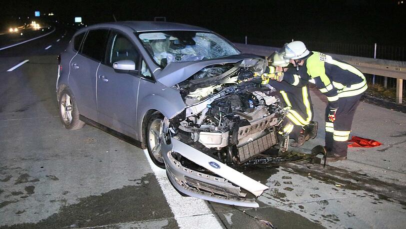 Ein silberner PKW ist in einen schwarzen Unfallwagen geprallt. Beide Fahrer kamen verletzt ins Krankenhaus.