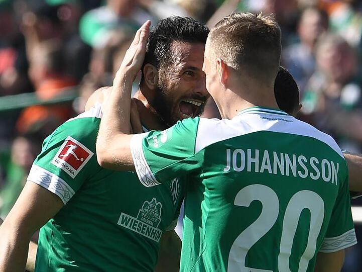 Aron Johannsson feiert Werder-Legende Claudio Pizarro (l) für dessen Treffer zum 2:1.