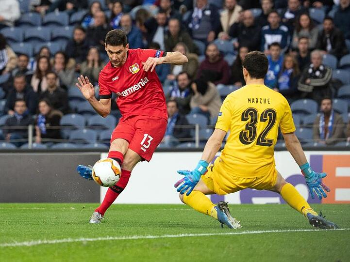 Portos Torwart Augustin Marchesin kann ein Tor von Leverkusens Lucas Alario (l) nicht verhindern.