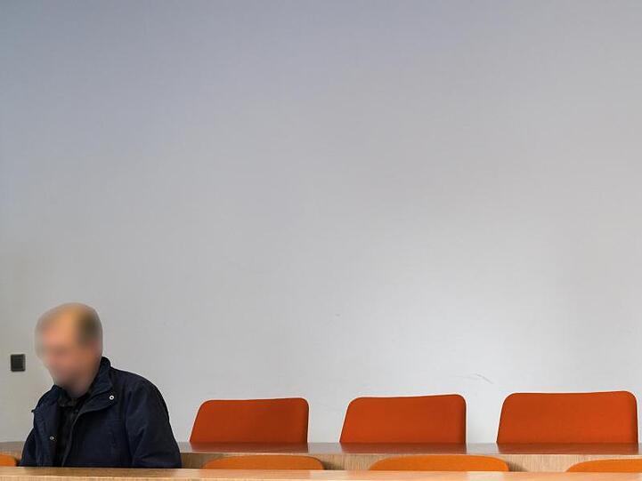Der Angeklagte im Prozess des Doppelmords von Petershausen wartet im Saal des Landgerichts auf den Prozessbeginn. Foto: Peter Kneffel