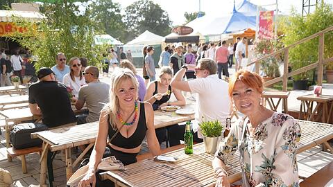 Für die Münchnerinnen Larissa (34) und ihre Mutter Eva Otté (64) ist Tollwood "nach der Wiesn die sechste Jahreszeit". Larissa: "Drei, vier Mal sind wir mindestens da, weil die Atmosphäre so lässig ist." Eva: "Und ich kaufe jedes Mal was ein: Ringe, Armketterl, Kleider, das macht einfach alles Freude."