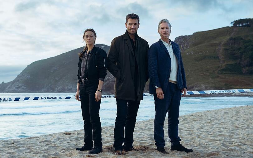 Kommissarin Mercédes Navarro (Mercedes Müller) und ihr Kollege Kommissar Adrían Martinéz (Dirk Borchardt, rechts) bekommen mit Hauptkommissar David Acosta (Michael Epp) einen neuen Chef. Gemeinsam ermitteln sie im Fall einer ermordeten Einheimischen in und um Santiago de Compostela. Kommissarin Mercédes Navarro (Mercedes Müller) und ihr Kollege Kommissar Adrían Martinéz (Dirk Borchardt, rechts) bekommen mit Hauptkommissar David Acosta (Michael Epp) einen neuen Chef. Gemeinsam ermitteln sie im Fall einer ermordeten Einheimischen in und um Santiago de Compostela.
