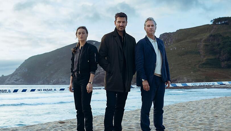 Kommissarin Merc&eacute;des Navarro (Mercedes M&uuml;ller) und ihr Kollege Kommissar Adr&iacute;an Martin&eacute;z (Dirk Borchardt, rechts) bekommen mit Hauptkommissar David Acosta (Michael Epp) einen neuen Chef. Gemeinsam ermitteln sie im Fall einer ermordeten Einheimischen in und um Santiago de Compostela.