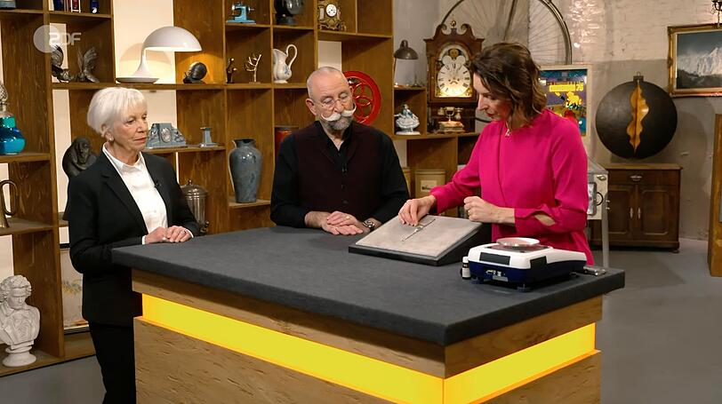 Ulrike wollte im Auftrag einer Freundin ein edles Armband mit einem blauen Stein verkaufen.