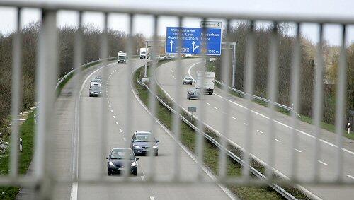 Die Täter hängten ein Stahlstück von einer Autobahnbrücke Die Täter hängten ein Stahlstück von einer Autobahnbrücke