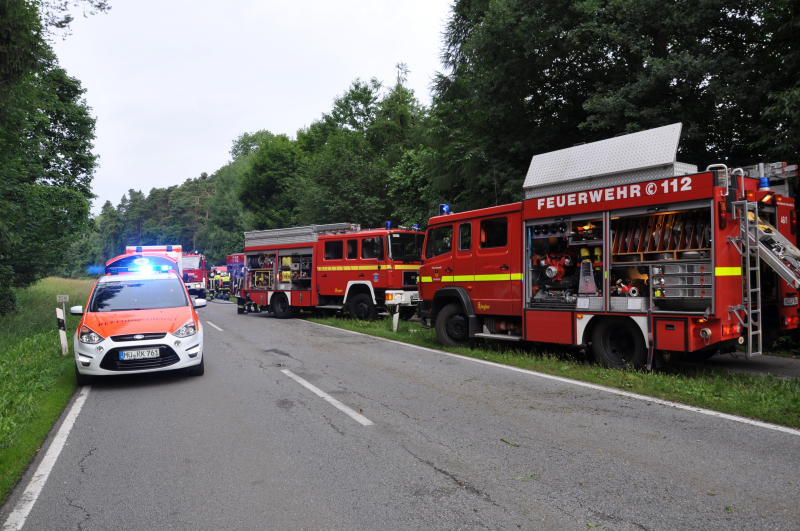 Der Wagen zerschellte an einem Baum - der Fahrer starb an der Unfallstelle.