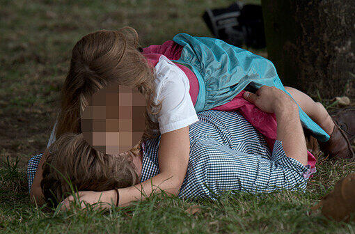 Wenn auf der Theresienwiese die Lichter ausgehen, geht die Fete für viele Wiesngäste erst richtig los! Was dabei passieren kann, hat die AZ in den absurdesten, skurrilsten und witzigsten Bilder für Sie zusammengestellt.