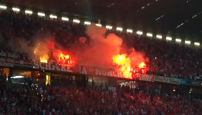 Gefährliche Feuerdusche für die Bayern-Fans: Aus dem Fanblock stürzen während des Champions-League-Finales Funken von Bengalos.