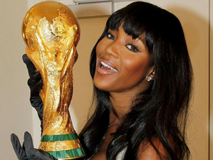 Naomi Campbell präsentiert den goldenen FIFA-WM-Pokal