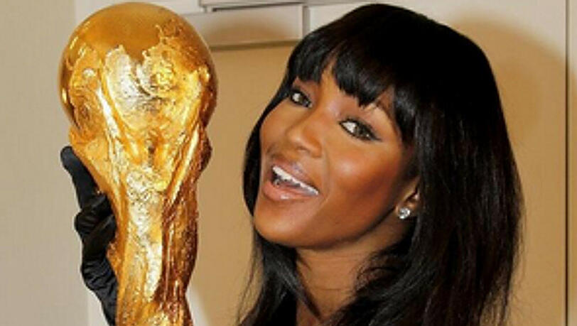 Naomi Campbell präsentiert den goldenen FIFA-WM-Pokal Naomi Campbell präsentiert den goldenen FIFA-WM-Pokal