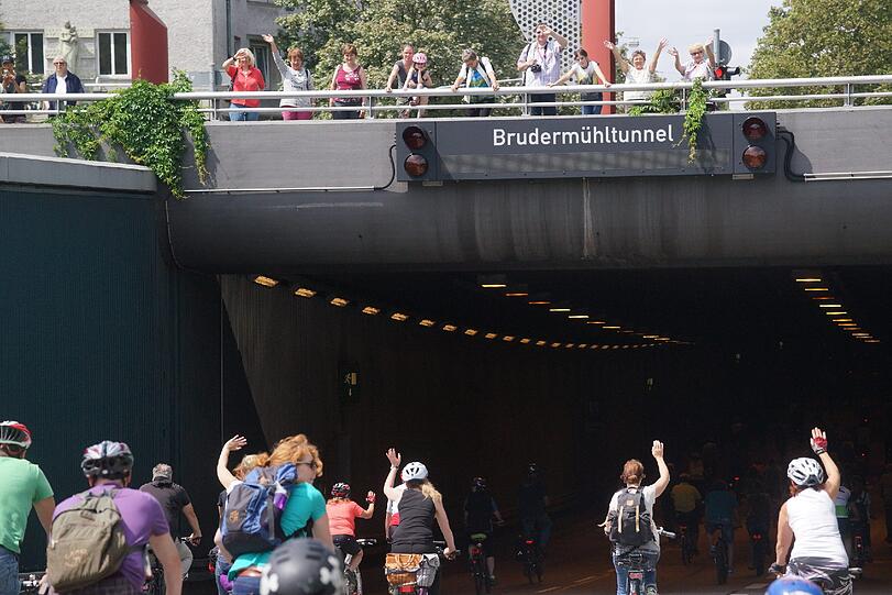 Auch für die Schaulustigen, wie hier beim Brudermühltunnel, gab es einiges zu sehen.