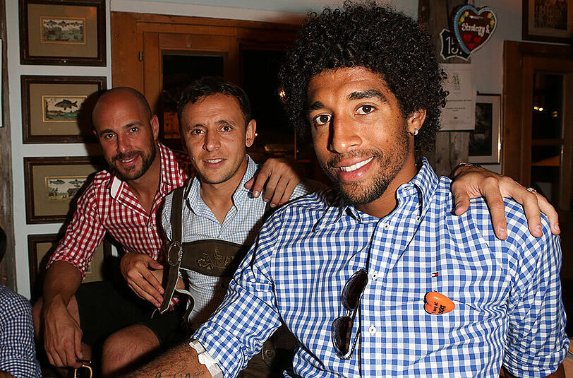 V.l.: Pepe Reina, Rafinha und Dante bei Käfer.