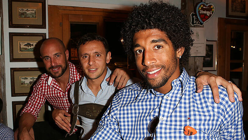 V.l.: Pepe Reina, Rafinha und Dante bei Käfer. V.l.: Pepe Reina, Rafinha und Dante bei Käfer.