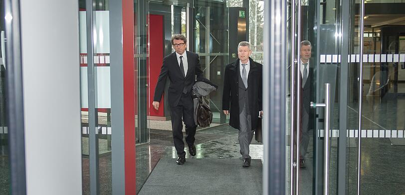 Bilder von Georg Schmids Ankunft im Gericht in Augsburg.