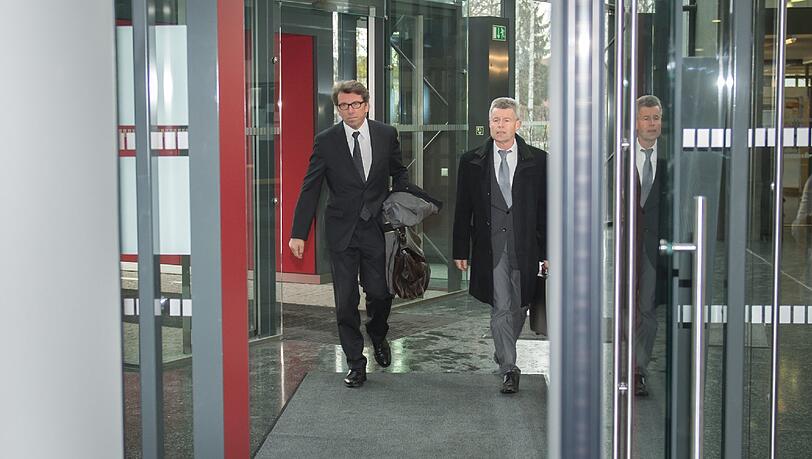 Bilder von Georg Schmids Ankunft im Gericht in Augsburg. Bilder von Georg Schmids Ankunft im Gericht in Augsburg.