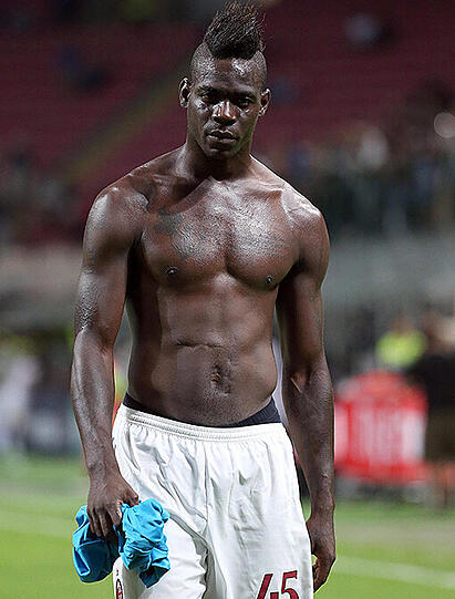 Disziplinfanatiker Conte lässt auch Enfant terrible Mario Balotelli zu Hause. "Er muss noch so, so, so viel beweisen", sagte Conte über den Mann vom AC Mailand, der vor vier Jahren Deutschland aus dem Turnier geschossen hatte - seitdem aber tief gefallen ist.