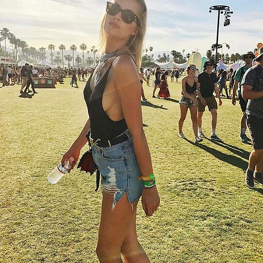 Bauch rein, Brust raus: Topmodel Lena Gercke im Festival-Fieber.