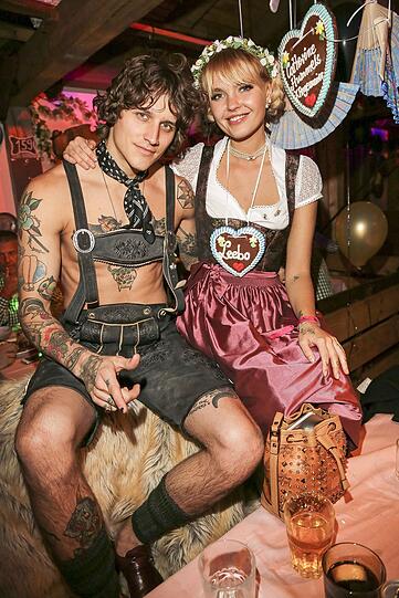 Lederhose und nichts darunter: Bonnie Stranges Freund Leebo Freeman provozierte auf dem Oktoberfest.