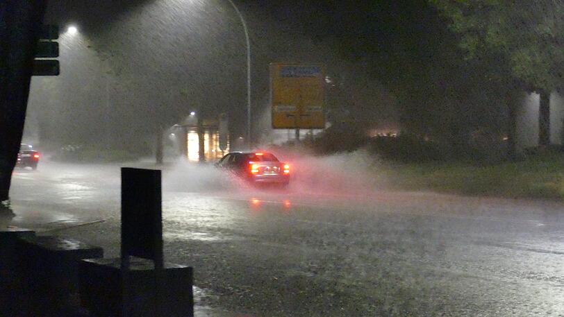 Überflutete Keller und Straßen. Nordbayern wurde vom Unwetter hart getroffen - die Bilder.