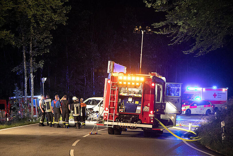 Auf der B305 zwischen Inzell und Ruhpolding ist es am Mittwochabend zu einem tödlichen Verkehrsunfall gekommen. Ein Biker war in den Gegenverkehr geraten und in ein Auto geprallt.