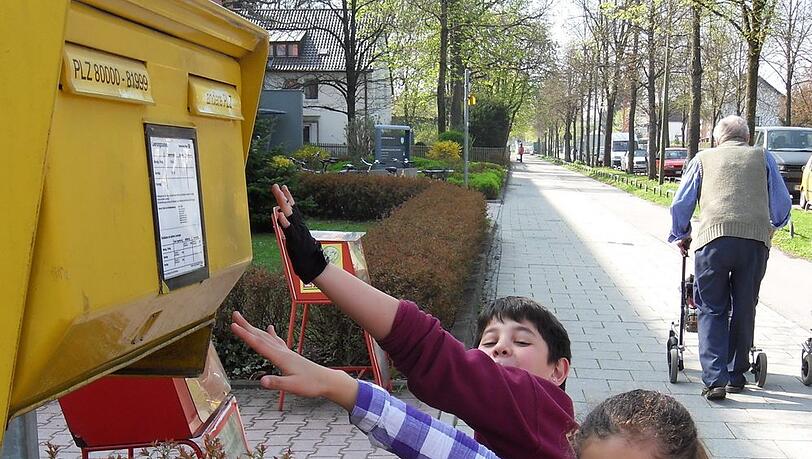 Hindernis entdeckt: Der Briefkasten ist eindeutig zu hoch für das Mädchen im Rollstuhl. Hindernis entdeckt: Der Briefkasten ist eindeutig zu hoch für das Mädchen im Rollstuhl.