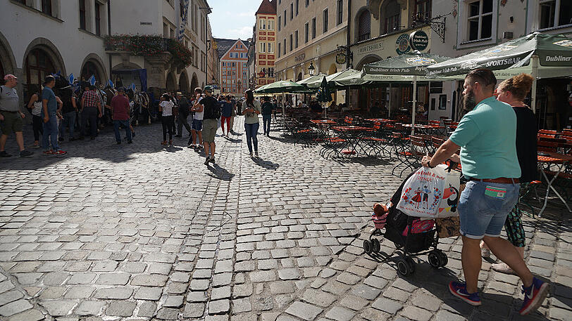 Auf dem Kopfsteinpflaster am Hofbräuhaus holpert es mit dem Kinderwagen momentan noch recht ordentlich.