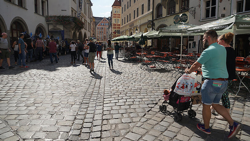 Auf dem Kopfsteinpflaster am Hofbräuhaus holpert es mit dem Kinderwagen momentan noch recht ordentlich.