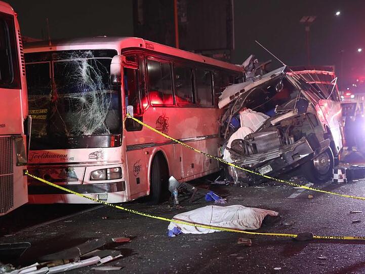 Ein Kleinbus ist in Mexiko auf einer Schnellstraße in einen Linienbus gerast.
