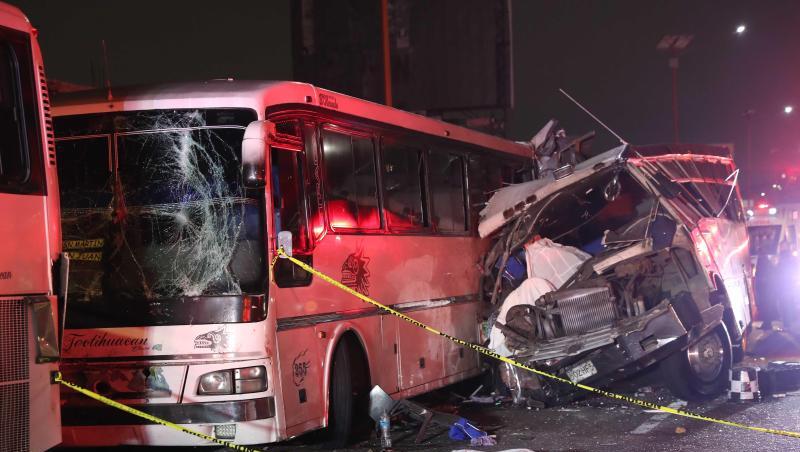 Ein Kleinbus ist in Mexiko auf einer Schnellstraße in einen Linienbus gerast. Ein Kleinbus ist in Mexiko auf einer Schnellstraße in einen Linienbus gerast.