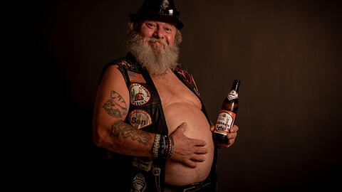 Ein Mann, ein Bart, ein Bierbauch: Dieses Modell hat es sogar aufs Cover des Bierbauchkalenders aus dem Fichtelgebirge geschafft.