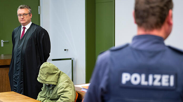 Der Angeklagte (M.) sitzt im Totschlagsprozess gegen ihn neben seinem Rechtsanwalt Olaf Groborz im Gerichtssaal.