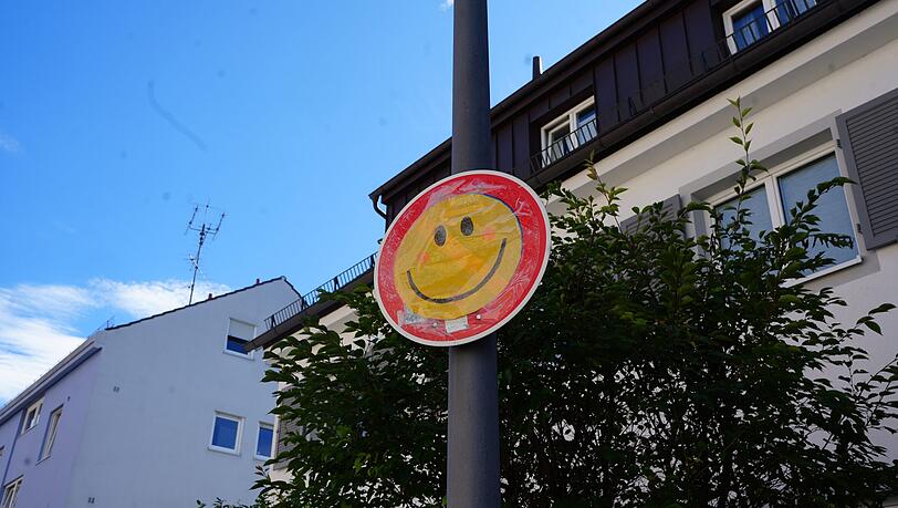 Ziviler Ungehorsam auf andere Art (und auch verboten): Jemand hat das neue Halteverbotsschild mit einem Lach-Smiley überklebt. Ziviler Ungehorsam auf andere Art (und auch verboten): Jemand hat das neue Halteverbotsschild mit einem Lach-Smiley überklebt.