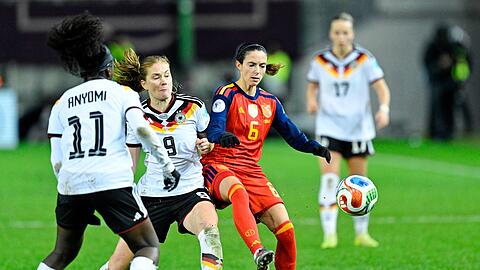 Spaniens Weltfußballerin Aitana Bonmatí (r) fällt für das Rückspiel in Madrid aus.