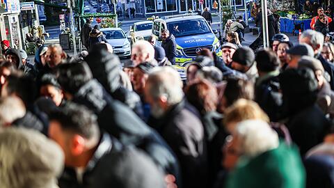 Viele besorgte Kunden warten vor der Sparkassenfiliale in Gelsenkirchen, in deren Tresorraum eingebrochen wurde.