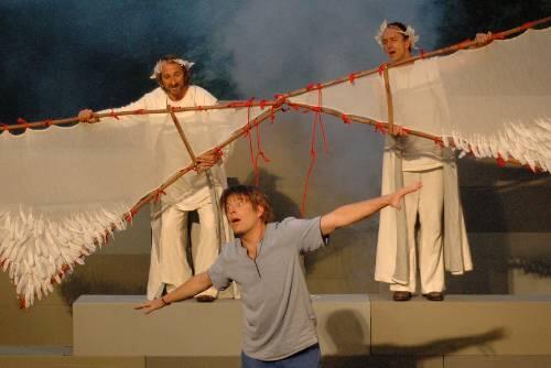 Dem Absturz so nah: Ikarus (Christopher Gottwald) und die Götter (Jürgen Decke, Jürgen Heimüller).